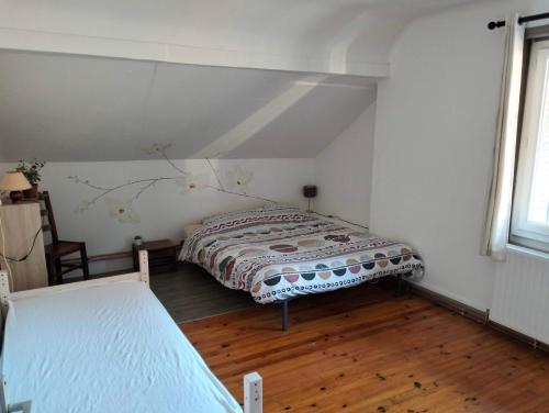 une chambre avec deux lits dans une pièce dans l'établissement Appartement Vesonne, à Vésonne