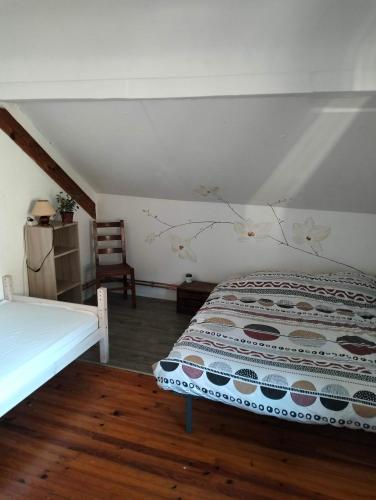 une chambre avec un lit et une chaise dans l'établissement Appartement Vesonne, à Vésonne