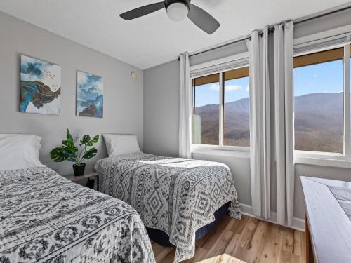 En eller flere senge i et værelse på Smoky Sunrise Getaway - Deer Ridge Mountain Resort C305