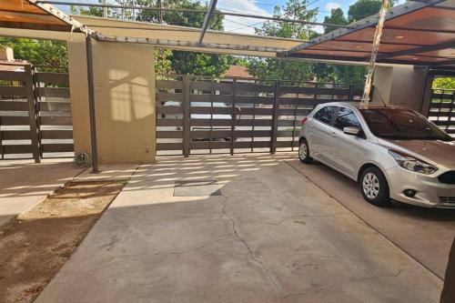 una piccola auto argentata parcheggiata in un garage di Alojamiento en Luján de Cuyo a Ciudad Lujan de Cuyo
