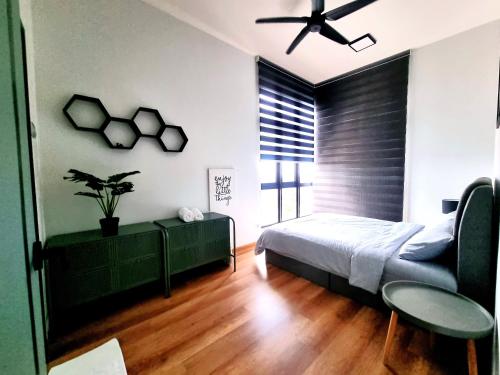 a bedroom with a bed and a ceiling fan at Rustic Retreat 3R2B Infinity Pool/Wifi/Jonker 8min in Melaka