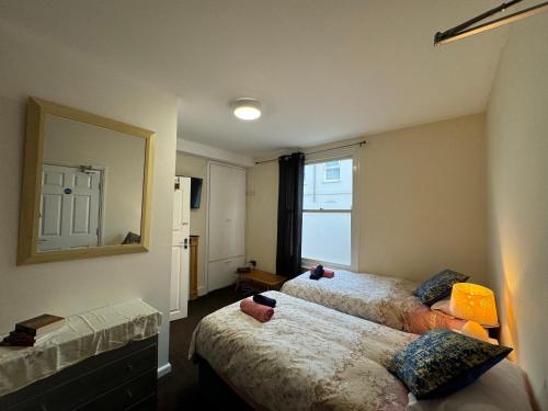 Una cama o camas en una habitación de Comfortable Home away from Home, town centre, free parking,multiple Rooms