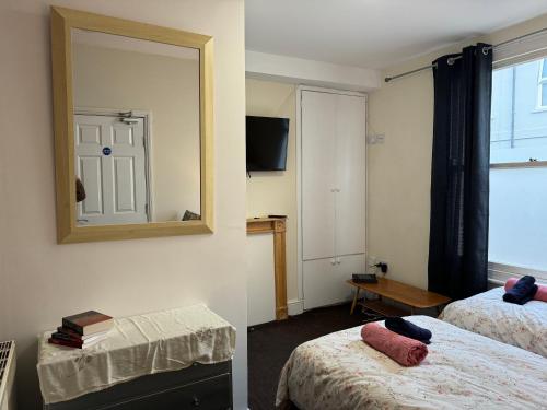 Una cama o camas en una habitación de Comfortable Home away from Home, town centre, free parking,multiple Rooms