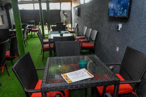 More Point Lounge في Ikorodu: غرفة طعام مع طاولة وكراسي
