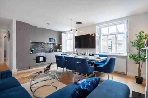 sala de estar con sofá azul y mesa en Baker st / Marylebone / Sherlock Holmes 3Bed2Bath, en Londres