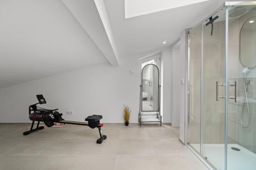 Zimmer mit einem Fitnessraum mit Laufband und Dusche in der Unterkunft Lit Living - Luxury House - Box Spring - Parking - Exclusive Kitchen in Hemsbach