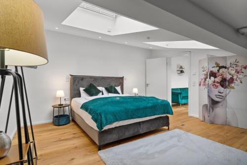 - une chambre avec un lit et une couverture verte dans l'établissement Lit Living - Luxury House - Box Spring - Parking - Exclusive Kitchen, à Hemsbach