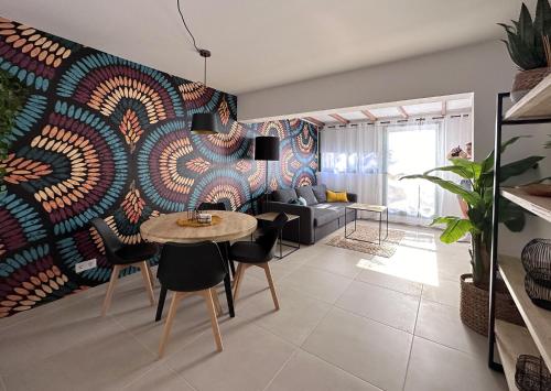 uma sala de estar com uma mesa e um sofá em Casa Zizi em Costa Calma