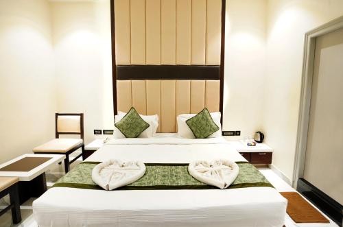 two beds in a hotel room with towels at PARK SIGNATURE HOTELS - Royal Benza in Vijayawāda