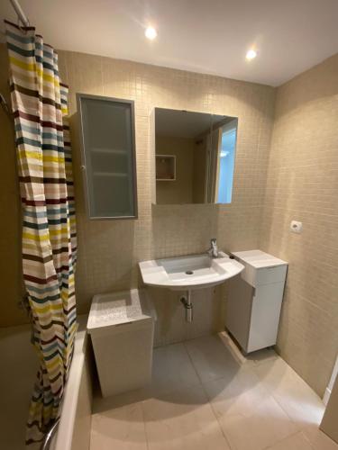 Bilik mandi di Lara Villa Romana