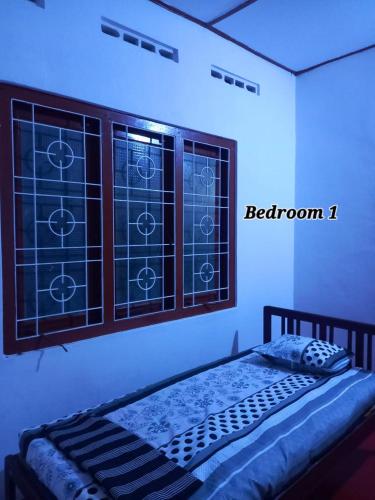 1 dormitorio con 1 cama y una ventana con estrellas en Kilner Lane Guest House, en Jaffna