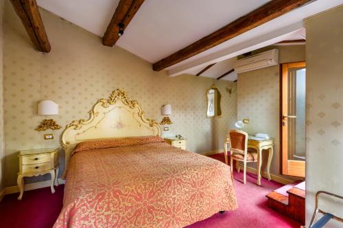 ヴェネツィアにあるロカンダ アル レオンのベッドルーム(キングサイズベッド1台、デスク付)