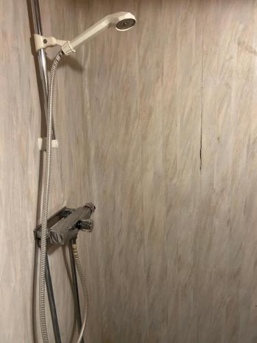 eine Dusche mit Duschkopf an der Wand in der Unterkunft Bäckstugan in Sälen