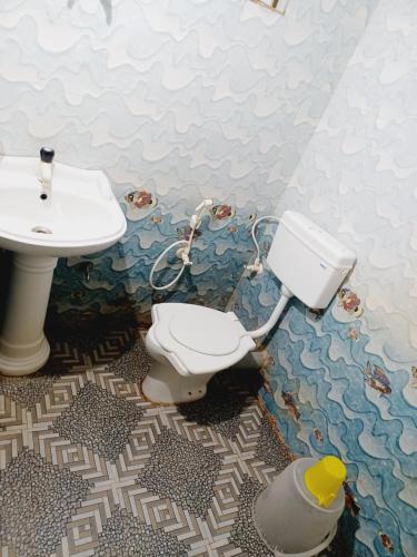 Kylpyhuone majoituspaikassa Mahadevi Guest House