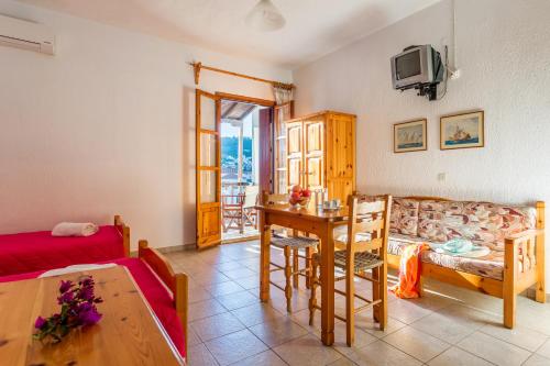 sala de estar con sofá y mesa en Nikolaos studios apartments en Skopelos Town