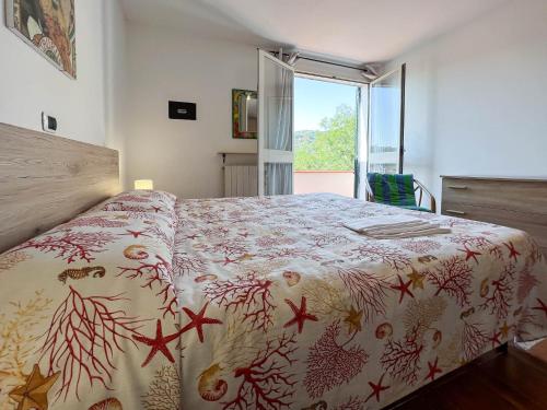 een slaapkamer met een bed met een zeester-deken bij Mandel Club in Capoliveri