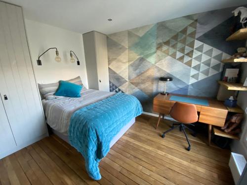 une chambre avec un lit et un bureau dans l'établissement Montparnasse Paris 15, à Paris