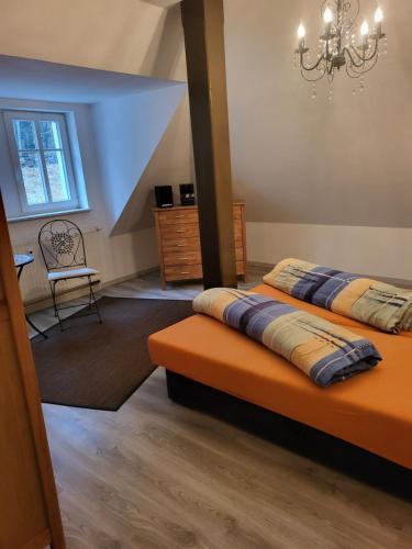 sypialnia z 2 łóżkami i żyrandolem w obiekcie Ferienwohnung Detlef Pascher w mieście Oybin