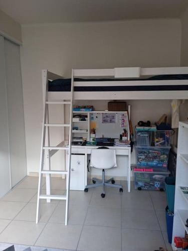 Cette chambre comprend un bureau et des lits superposés. dans l'établissement T3 53m² dans maison ville, terrasse, jardinet, à Toulon