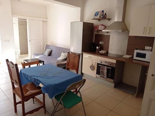 un salon avec une table et une cuisine dans l'établissement T3 53m² dans maison ville, terrasse, jardinet, à Toulon