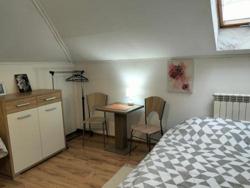 um quarto com uma cama, uma mesa e cadeiras em Pokoje Pod Dębowcem em Bielsko-Biala