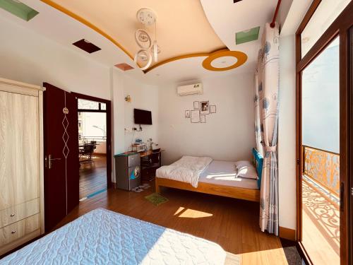 1 dormitorio con cama y ventana en Lộc Vừng Homestay, en Phan Thiet