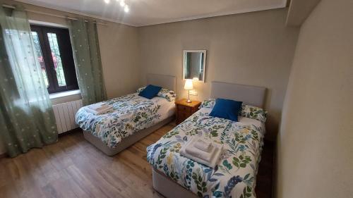 1 dormitorio con 2 camas y ventana en Caserio Aritziberre 