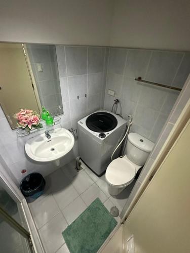 ein kleines Bad mit WC und Waschbecken in der Unterkunft Staycation for you at Casa Amara near MOA in Manila