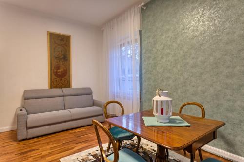 sala de estar con mesa y sofá en Appartamento Pannaggi, en Bolonia