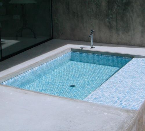 a swimming pool with a faucet in a room at Villa Refuge Astrolabe in Rabo de Peixe