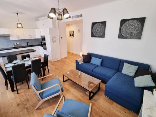 un salon avec un canapé bleu et une cuisine dans l'établissement 