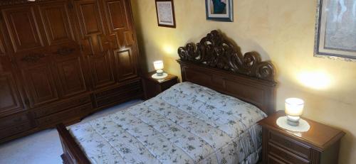 - une chambre avec un lit et 2 bougies sur les tables de chevet dans l'établissement Casa Antonietta, à Aradeo