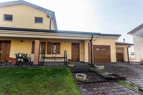 a house with a brick yard in front of it at B&B Villa Castello Verona in Sanguinetto