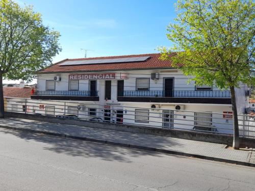 a building on the side of a street at Alojamento Elvas Luso Espanhola in Elvas