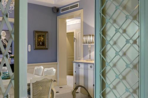 ein Ankleidezimmer mit blauen Wänden und einem Spiegel in der Unterkunft Le Petit Palais in Athen