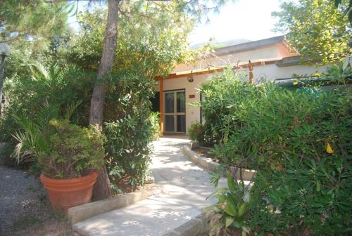 Κήπος έξω από το Residence Mandel 2 by Mandel Club