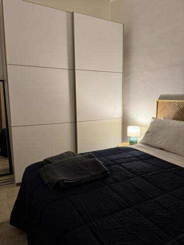 sypialnia z łóżkiem z czarnym kocem w obiekcie Nuova Apertura Colosseo , Pietra Apartment w Rzymie
