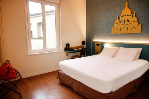 Un dormitorio con una gran cama blanca y una ventana en Hôtel de France Vire, en Vire