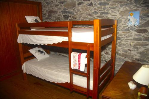 a couple of bunk beds in a room at Casa do Valo in Amonde