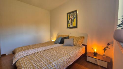 - une chambre avec un lit et deux lumières allumées dans l'établissement La Famiglia, à Matulji