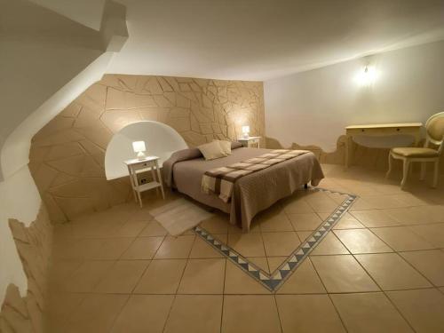 Schlafzimmer mit einem Bett, einem Waschbecken und einer Badewanne in der Unterkunft Casa Catania Centro Il Bovio in Catania