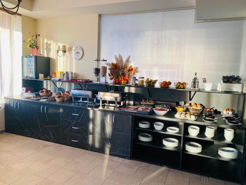 uma cozinha com um buffet de comida em exposição em Hotel Oxford By TimHotels em Timişoara