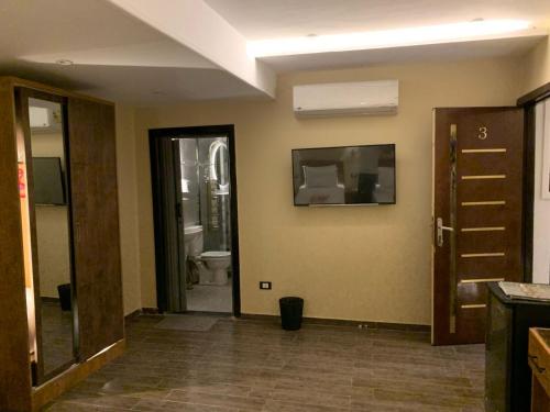 Habitación con baño con aseo y puerta. en Heaven Hostel en El Cairo