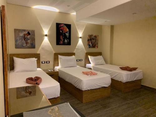 Een bed of bedden in een kamer bij Heaven Hostel