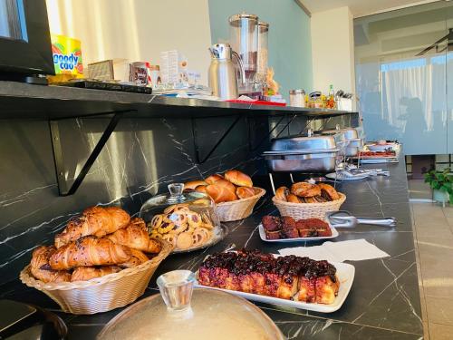 uma linha de buffet com muitos tipos diferentes de doces em Hotel Oxford By TimHotels em Timişoara