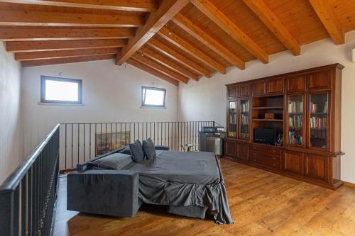 1 dormitorio con 1 cama en una habitación con techos de madera en B&B Villa Castello Verona, en Sanguinetto