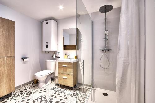 a bathroom with a toilet and a shower at Au coeur des 3 bâgé in Bâgé-la-Ville