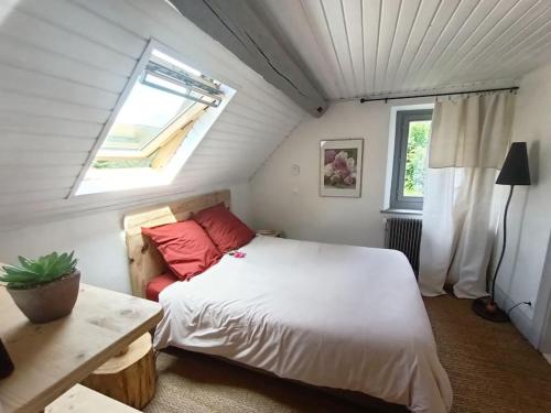 ein Schlafzimmer mit einem großen Bett und einem Fenster in der Unterkunft Charmant meublé classé 3 étoiles dans ferme du XIXe restaurée in Le Hohwald