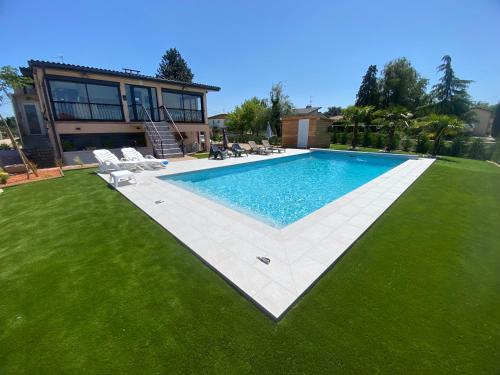 una piscina en el patio de una casa en Studio chez l'habitant avec piscine commune, en Grièges