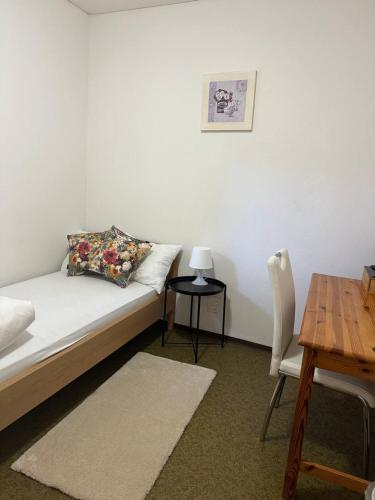 Zimmer mit einem Bett, einem Tisch und einem Stuhl in der Unterkunft Il borgo di Astano in Astano